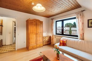 TV - Apartment 'Ferienwohnung Hanna' with Mountain View, Balcony and Wi-Fi (Oberkirch)