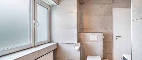 Een douche, een haardroger, handdoeken
