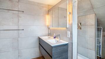 Shower, hair dryer, towels