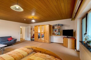 3 bedrooms, iron/ironing board, free WiFi, bed sheets - Apartment 'Ferienwohnung Hanna' with Mountain View, Balcony and Wi-Fi (Oberkirch)