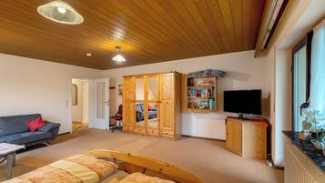 3 bedrooms, iron/ironing board, free WiFi, bed sheets