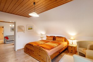 3 makuuhuonetta, silitysrauta/-lauta, ilmainen Wi-Fi, vuodevaatteet