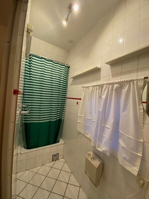 Douche, sèche-cheveux, serviettes fournies