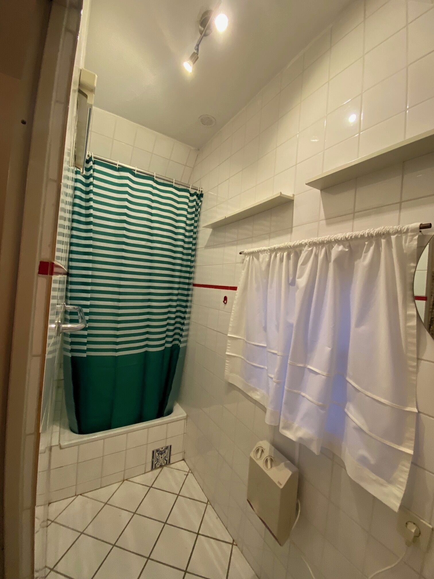 Dusche, Haartrockner, Handtücher