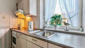 Réfrigérateur, four, plaque de cuisson, cafetiÚre/bouilloire