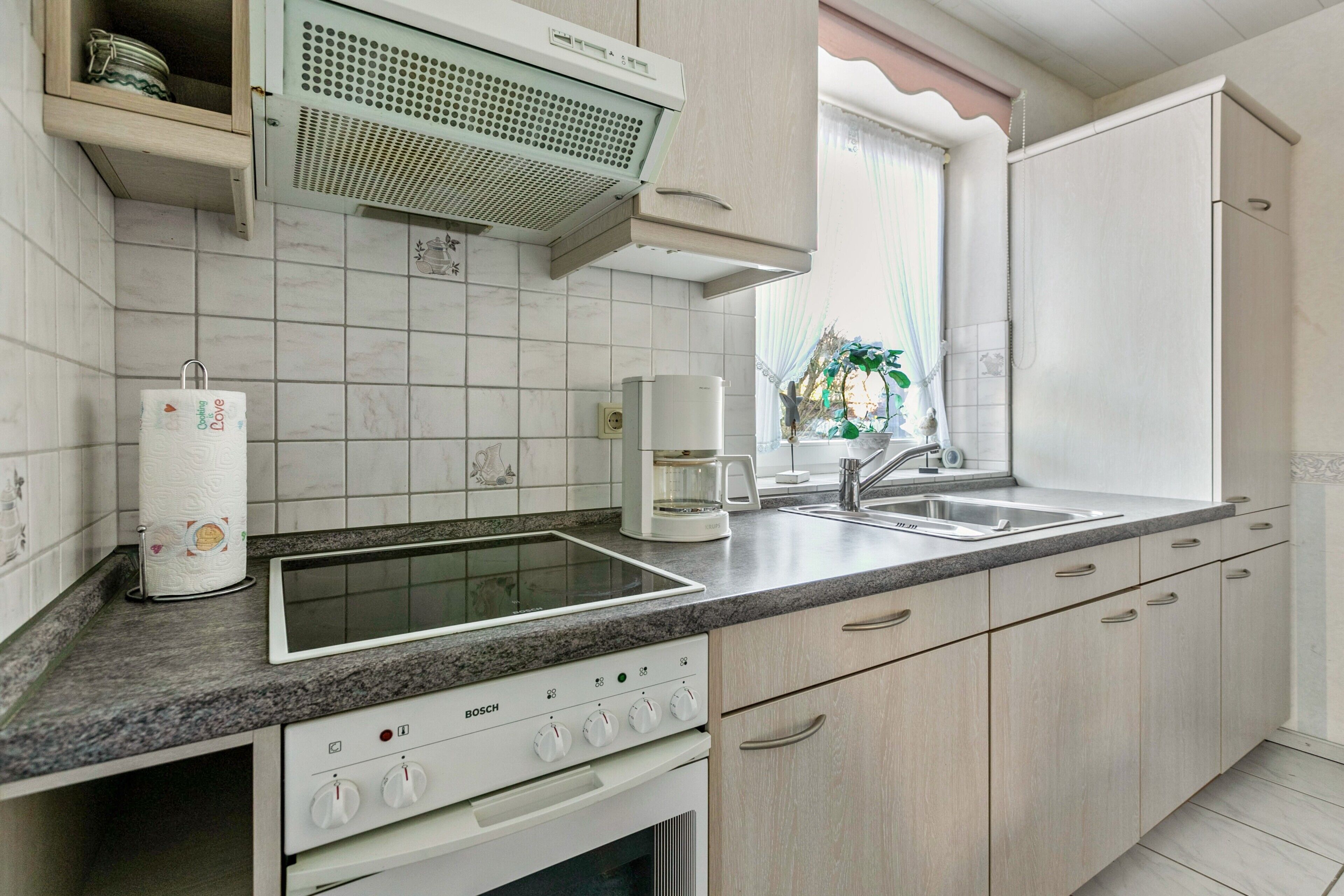 Fridge, oven, stovetop, coffee/tea maker