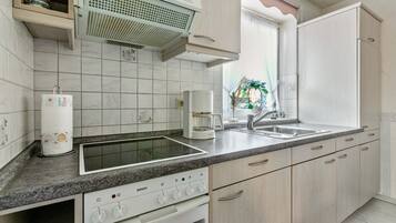 Fridge, oven, stovetop, coffee/tea maker