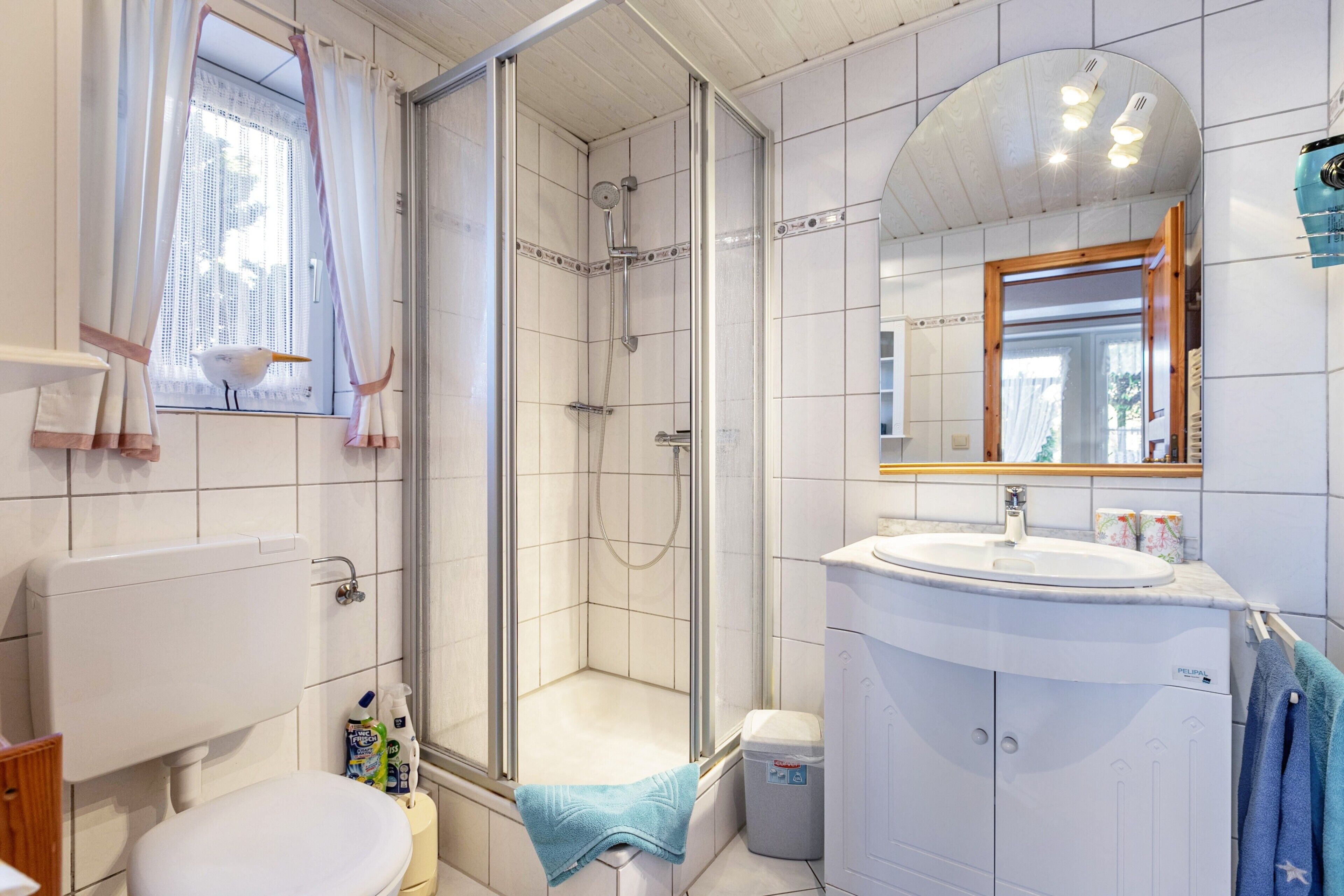 Een douche, een haardroger, handdoeken