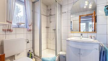Een douche, een haardroger, handdoeken