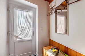 Interior - Guest House 'Ferienwohnung 3 Erdgeschoß' with Private Garden and Wi-Fi (Bredstedt)