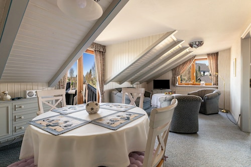 Ferienwohnung 2 Dachgeschoß" mit Privatem Garten, Balkon und Wi-Fi
