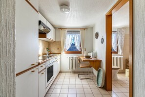 Refrigerador, horno, parrilla de estufa y cafetera y tetera 