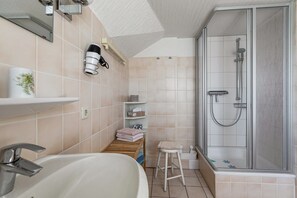 Douche, sèche-cheveux, serviettes fournies