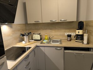 Fridge, oven, stovetop, dishwasher