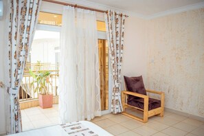 Escritorio, espacio para trabajar con laptop y wifi gratis