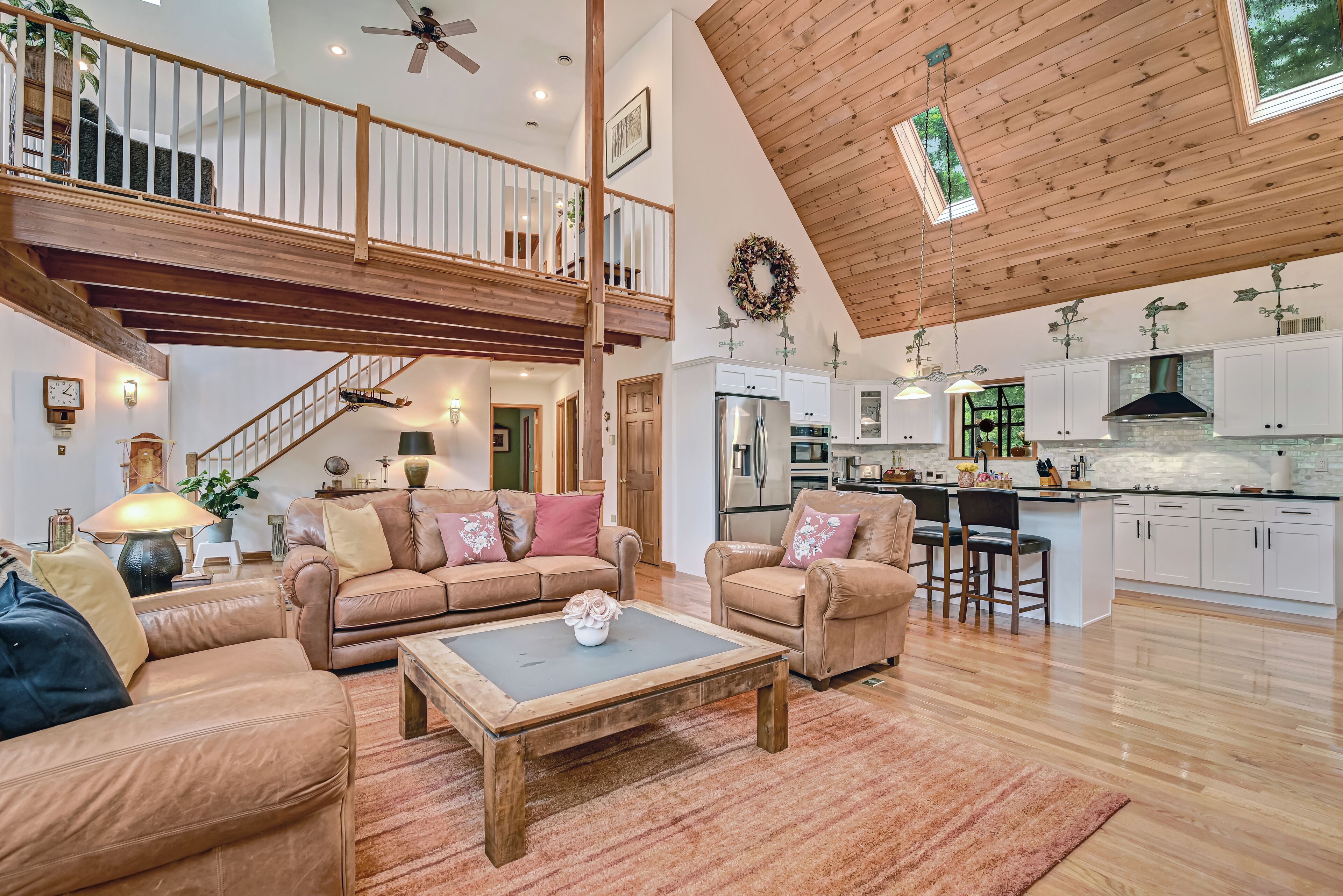 Älytelevisio, takka, videopelejä, pöytäjalkapallopöytä