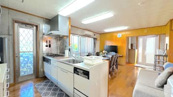 Deluxe Duplex, City View | 4 bedrooms, free WiFi, bed sheets