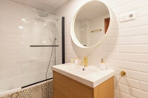 Hair dryer, bidet, towels, soap - Apartamento Boho en El Soho de Málaga (Málaga)