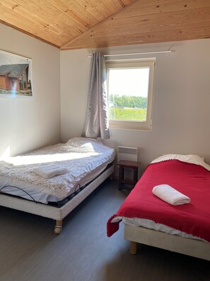 2 bedrooms, desk, iron/ironing board, Internet