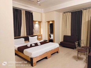 Habitación Deluxe, 1 cama de matrimonio grande | Escritorio, espacio para trabajar con un portátil, cortinas opacas