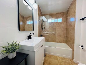 Secador de pelo, toallas, jabón y champú