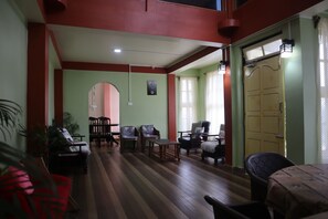 المنشأة من الداخل