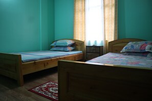 5 bedrooms, desk, WiFi, bed sheets