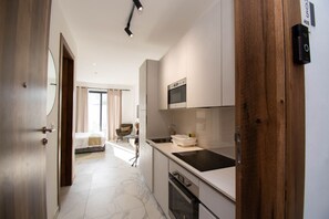 Refrigerador, parrilla de estufa y utensilios de cocina 