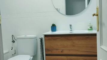 Een haardroger, handdoeken, zeep, shampoo