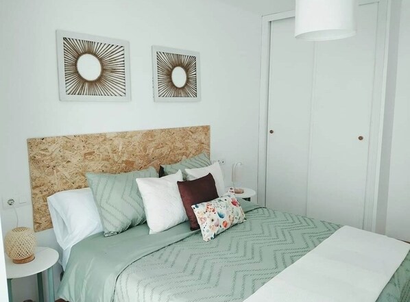 1 slaapkamer, een strijkplank/strijkijzer, reisbedje, gratis wifi