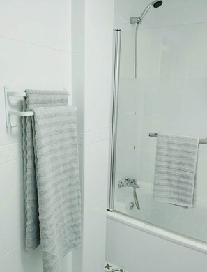 Een haardroger, handdoeken, zeep, shampoo