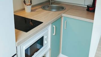Refrigerador, microondas, parrilla de estufa y cafetera y tetera