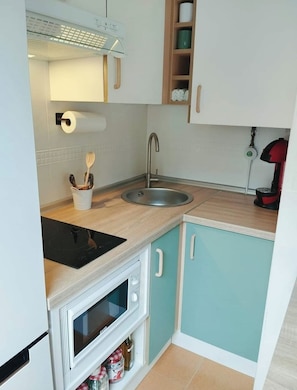 Fridge, microwave, stovetop, coffee/tea maker