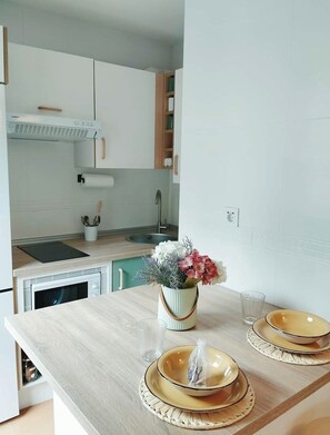 Een koelkast, een microgolfoven, een kookplaat