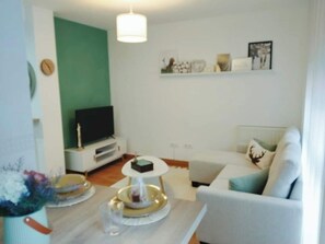 Smart TV, books - La Berrea Cabañaquinta (Cabañaquinta)