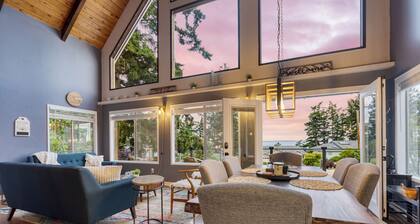 Polnell Point Lookout by AvantStay | Water Views, Hot Tub, Large Patio