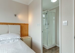 Bathroom - 3 bedroom accommodation in Nr St Austell (Nr St Austell)