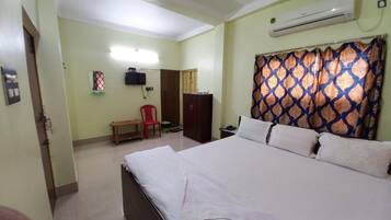 Classic Triple Room | Free WiFi, bed sheets