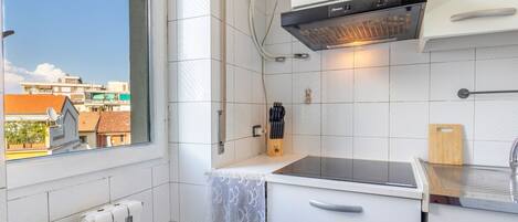 Réfrigérateur, micro-ondes, chaise haute