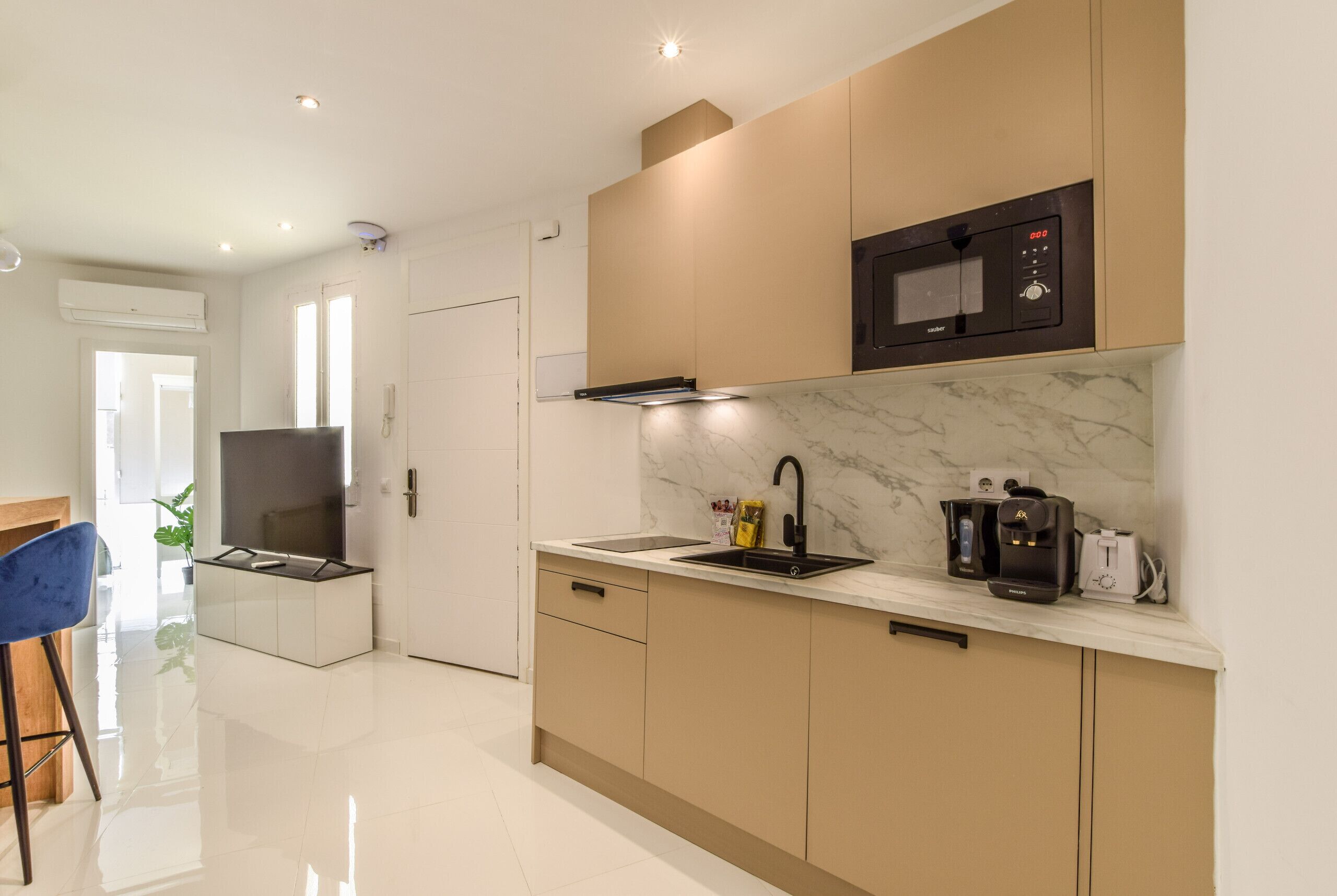 冷蔵庫、電子レンジ、コンロ、コーヒー / ティーメーカー