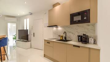 Frigorifero, microonde, macchina per tè/caffè, bollitore elettrico