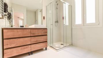 Doccia, asciugacapelli, asciugamani