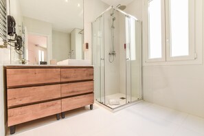 Shower, hair dryer, towels - Design and amazing apartment 1II (Madrid)