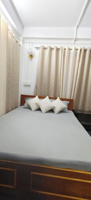 Quarto quádruplo luxo | Wi-Fi de cortesia, roupa de cama