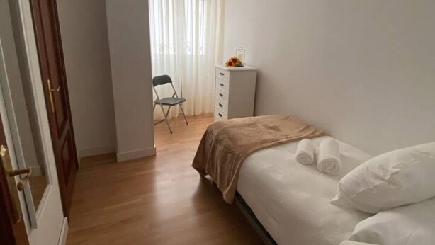 Tabla de planchar con plancha, wifi gratis y ropa de cama 