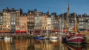 Ein Hafen mit historischen Gebäuden und Booten.