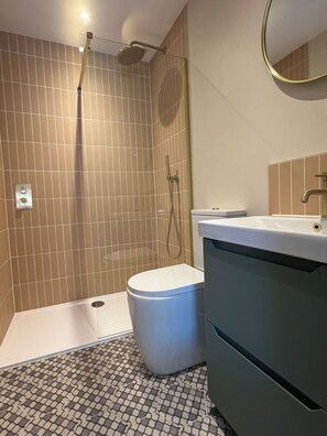 Douche, serviettes fournies, savon, papier toilette