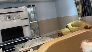 บ้านดีลักซ์, วิวสวนหย่อม | บริเวณนั่งเล่น | ทีวีจอแบน