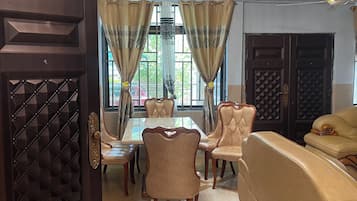 Deluxe House, Courtyard View | Living area | Flat-screen TV