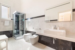Suihku, ympäristöystävälliset hygieniatuotteet, hiustenkuivaaja, bidee